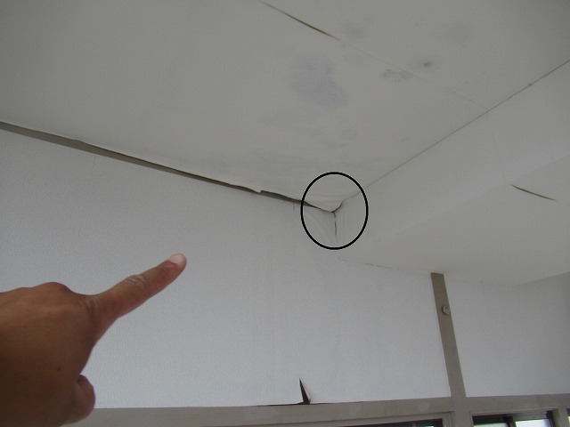甲府市のビルのガルバリウム鋼板立平葺きによる屋根カバー工法(現場調査①)
